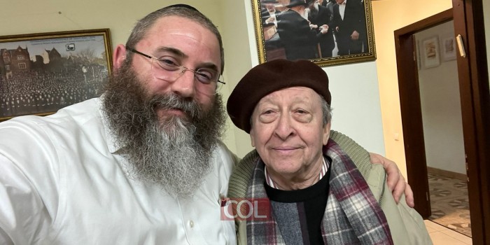  'כי לא יידח ממנו נידח': אליק אלפרט - יהודי בן 90 שנמצא כבר 30 שנה בכנסייה הגיע היום לבית הכנסת בחרסון לקבל חבילת מזון עם מצות לפסח… וזכה להניח תפילין לראשונה בחייו עם השליח הרב יוסי וולף. צפו: