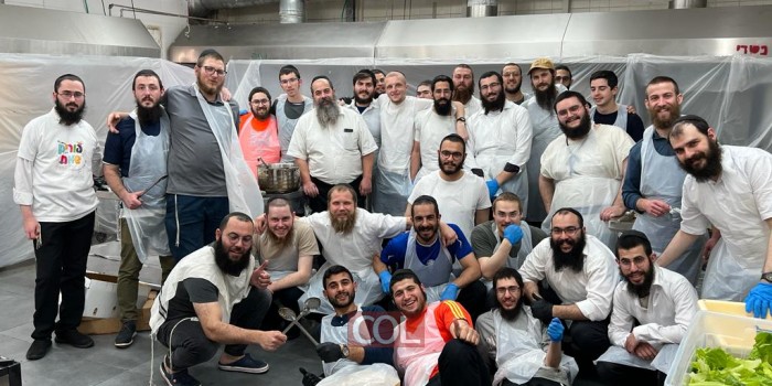 פסח בישיבה: בישיבת חב''ד למתקרבים הזאל הקטן תות''ל מגדל העמק, כלל תלמידי הישיבה נשארים בישיבה ועורכים את ליל הסדר עם צוות הישיבה בראשות הרב עקיבא גולדשמיד. צפו בתיעוד מההכנות: