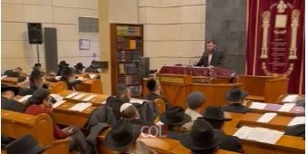 כינוס תורה לרגל ח״י ניסן יום הולדת אביו של הרבי, בבית חיה מושקא בפאריז עם מאות משתתפים. בהנהלת בית ליובאוויטש בראשות השליח ר״מ אזימוב. צפו: