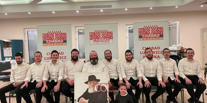בורשה נחת סמינר פסח לפליטים מאורקראינה שאורגן בידי בית חב״ד ורשה בראשות הרב שלום דובער סטמבלר. בתמונה: עם התמימים שפעלו במקום 