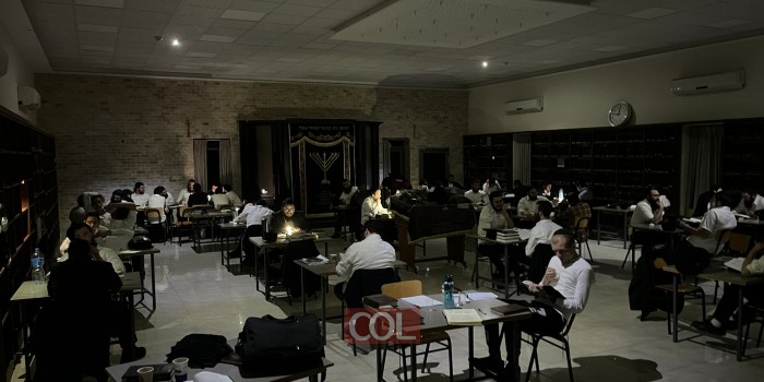 אור מתוך החשיכה: באמצע סדר חסידות ערב נפל החשמל בזאל הקטן בתות''ל מגדל העמק עקב קצר חשמלי, אך הלימוד נמשך. צפו בתיעוד המיוחד: