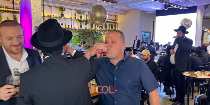 ראש עיריית אשקלון בריקוד של שמחה עם הת' מאיר אמיתי, בנו של ר' נריה עמיתי, מחסידי חב