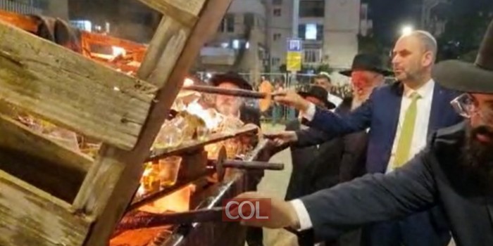 במעמד אלפים מחברי הקהילה החב