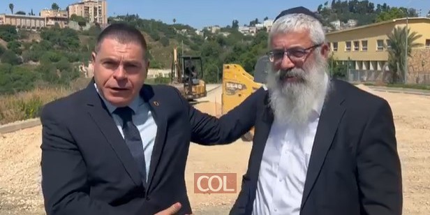 עם נוף לכנרת: ראש העיר צפת, שוקי אוחנה וחבר המועצה החב