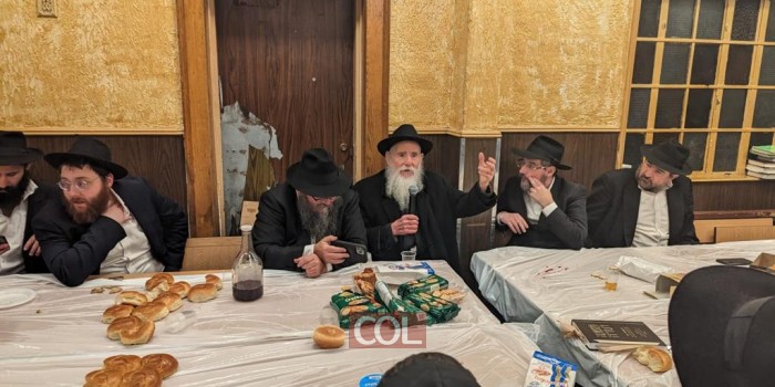 מוצאי שבת מברכים חודש סיון בזאל הקטן ב-770: השליח הראשי לקליפורניה הרב שלמה קונין, וראש ישיבת תומכי תמימים בנתניה הרב משה אורנשטיין מתוועדים עם התלמידים והאורחים