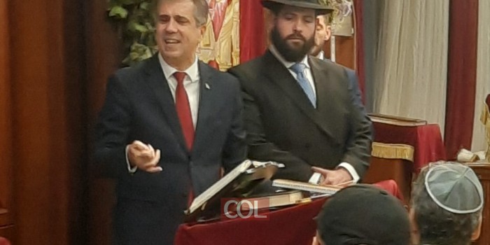 שר החוץ אלי כהן חושף לראשונה בביקור בבית חב''ד 'קרן אור' לישראלים בבודפשט, בראשות הרב שמואל רסקין, על העברת השגרירות ההונגרית בישראל מתל אביב לירושלים • צפו