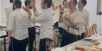 טַיֶיערֶע בְּרִידֶער, מִיר וֶועלְן זִיך וַוייטֶער זֶעהְן!  קבוצה מתלמידי התמימים מישיבת תות