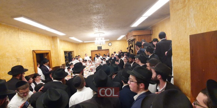 'רצוננו לראות את מלכינו': ב'זאל הקטן' בבית רבינו 770 בניו יורק, התמימים ממשיכים להתוועד גם בשעה זו, לפנות בוקר של יום שישי. צפו: