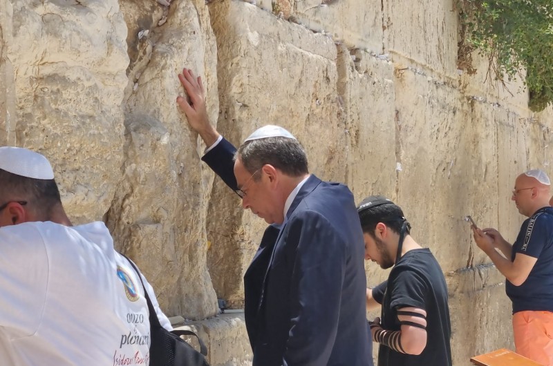בתום שנתיים וחצי בכהונה: שגריר ארה״ב בישראל - טום ניידס, נשא תפילה בכותל המערבי לקראת סיום תפקידו וחזרתו לארצות הברית (צילום: הקרן למורשת הכותל המערבי)
