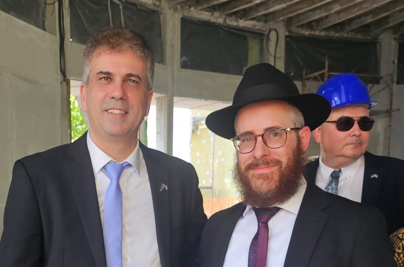שר החוץ אלי כהן בביקור בבלגרד שבסרביה נפגש עם שליח הרבי במקום הרב יהושע קמינצקי ובני ביתו