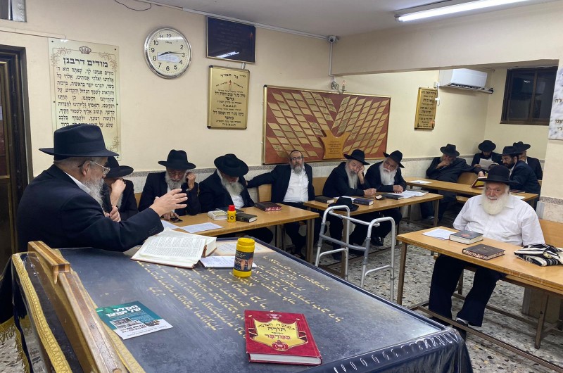 בין מנחה למעריב ב'בית אריה' בלוד: הרב מנחם שמח במסירת שיעור בהלכות בית הבחירה על בית המקדש, כפי רצונו ובקשתו של הרבי 