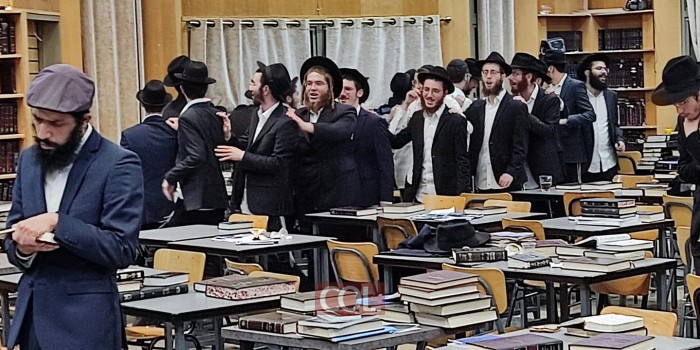 ריקודים ספונטניים בזאל ישיבת 'תומכי תמימים' במגדל העמק, עם הפרסום הערב על השלמת ספר התורה השמיני של ילדי ישראל