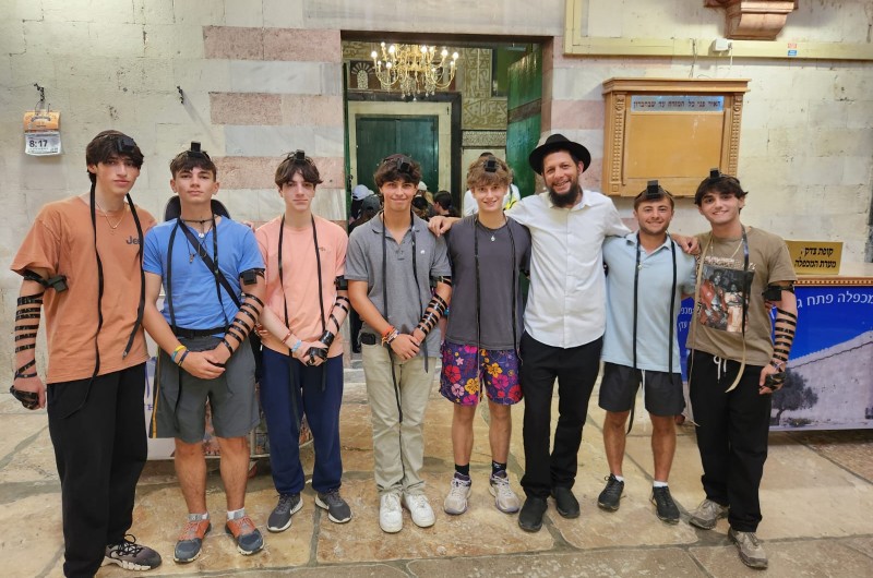 השליח הופתע: 9 נערים 'קרקפתא' ביקשו להניח תפילין בדוכן