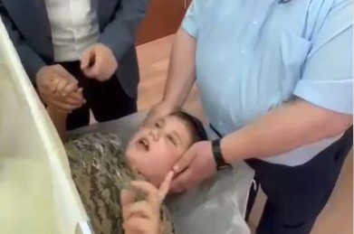 כשהילד הנימול החל לשיר: 