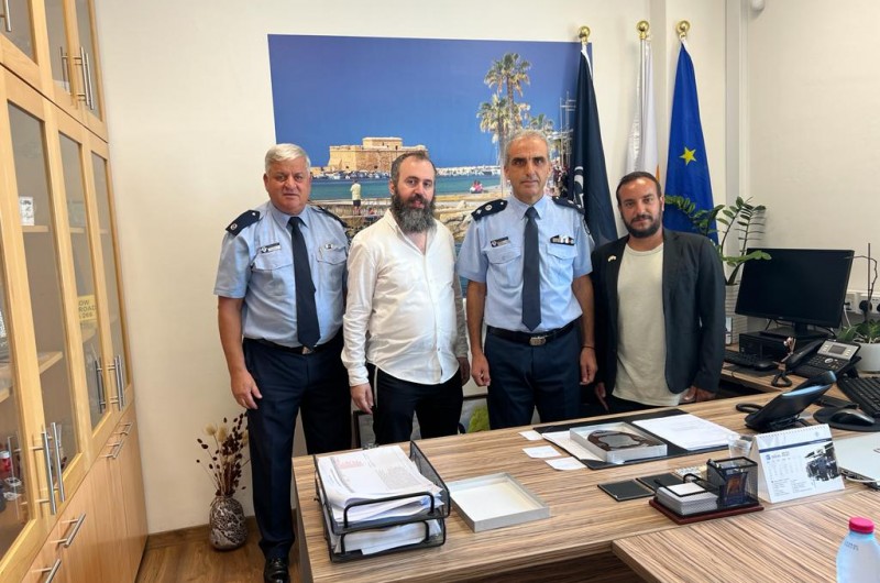עונת התיירים בפאפוס: השליח נפגש עם בכירי המשטרה