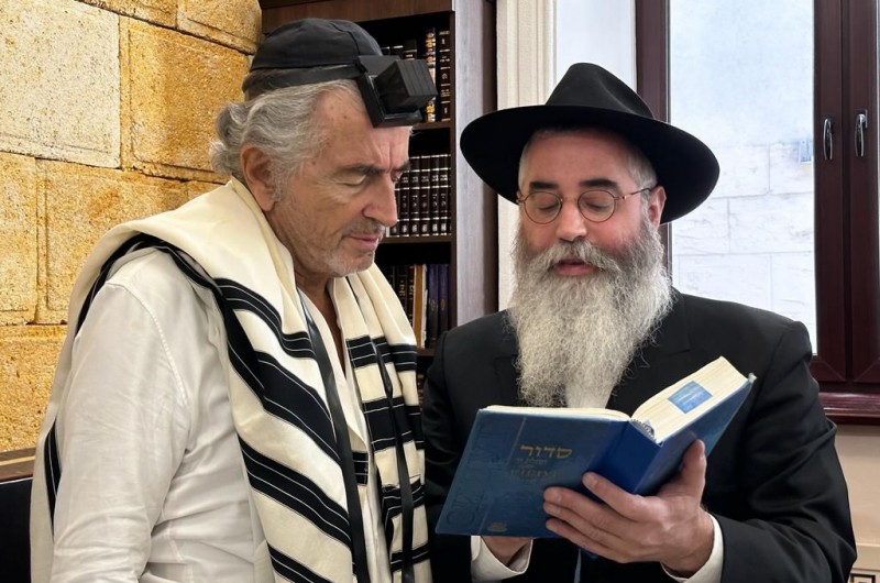 חיזוק מפתיע: הפילוסוף הצרפתי הבכיר הניח תפילין עם השליח