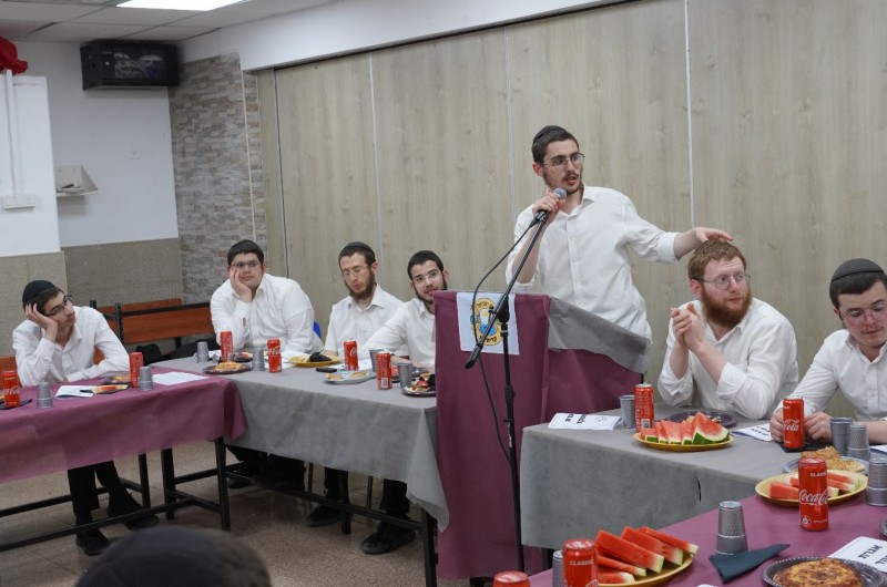 אסיפת היערכות לקעמפ של ילדי קהילות חב