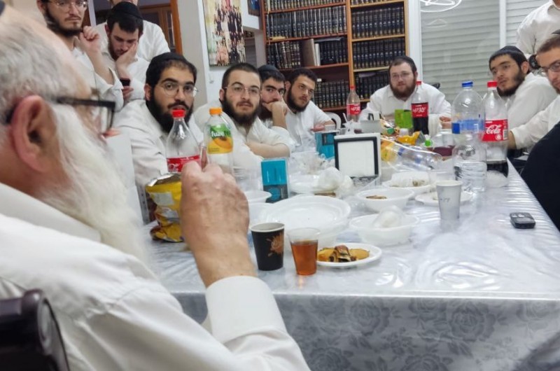 התוועדות ספונטנית לתלמידי התמימים תמימים מסיימי שיעור ג' תות