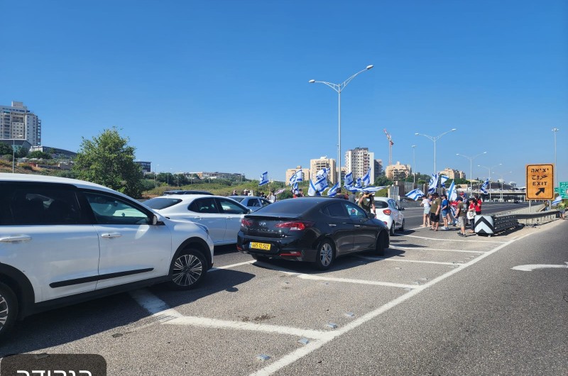 משבשים תנועה: כ-30 איש המפגינים נגד הרפורמה המשפטית חסמו את כביש 471 לכיוון בני ברק (צילום: רשת העיתונאים - הנקודה)