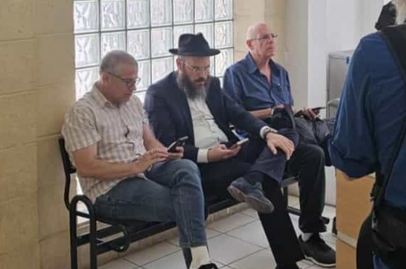 משפט נתניהו: ינון מגל, נצפה הבוקר בבית המשפט לפני עדותו הצפויה במשפט 'תיק 4000'. לצידו נראה ידידו שליח חב