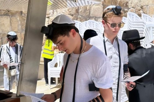שחקן יהודי אמריקני בשם נואה שנאפ, שמבקר בישראל, מפרסם ברשת חברתית, שבה עוקבים אחריו מיליונים, תמונה שלו עטור תפילין בדוכן חב