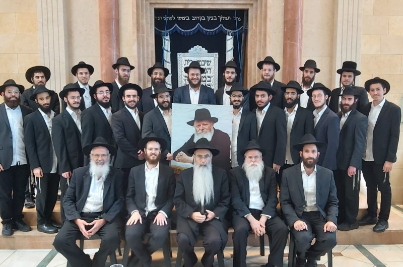 תלמידי ישיבת תומכי תמימים בקריית אתא בתמונה קבוצתית יחד עם ראש הישיבה הרב שלמה חיים פלדמן, רב העיר והשליח הרב חיים שלמה דיסקין, מנכ