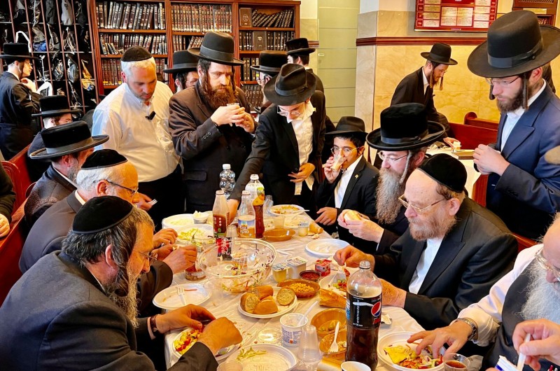 ציבור המתפללים בבית הכנסת חב
