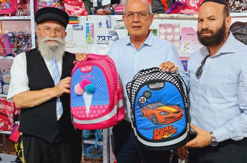דוד יפרח ראש המועצה האיזורית שדות דן הגיע היום למפעלי החסד יד ביד בראשות הרב יעקב גלויברמן לראות מקרוב את הפעילות הרחבה בפרוייקט 