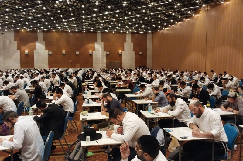 מבחני הרבנות נפתחו היום בבנייני האומה בירושלים: ביום הראשון לבחינות נבחנים 1,300 כאשר במועד הקרוב ייבחנו בסך הכל כ-2,800 נבחנים - ובהם חסידי חב
