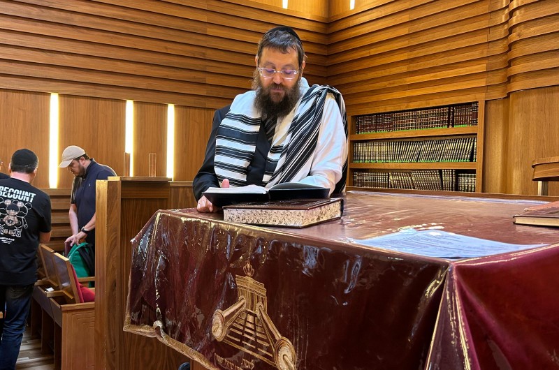כהוראת הרבי לערוך סיומים בתשעת הימים, הרב יהודה טייכטל, רב ושליח הרבי בעיר ברלין ערך 'סיום' ברוב עם