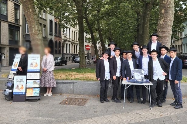הדוכן שהקימו תלמידי התמימים באנטוורפן מול דוכן המיסיונרים