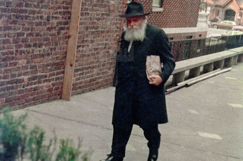 הרבי בדרכו מ-770 לספריה, ז' חשוון תשמ
