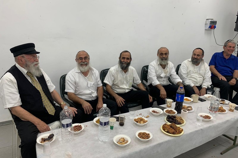 העסקן הרב יעקב גלויברמנן בניחום אבלים במושב אביטל בתענך בצפון, אצל משפחת ידגר על פטירת השליח הראשי הרב החסיד יצחק ידגר ז
