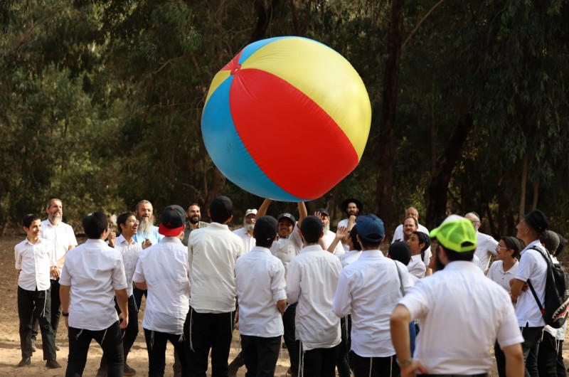 תלמידי המתיבתות בתלמוד תורה בנתניה חתמו את השנה ביום גיבוש, אבות ובנים, ביערות השרון. על התכנית נצחו המנהל הרב מאיר מור יוסף וראשי המתיבתא -  הרב יוסף יצחק תעיזי והרב מנחם מענדל וולף