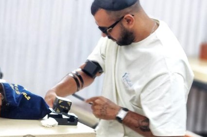 הזמר הישראלי איתי לוי, השוהה בביקור בארצות הברית, מניח תפילין בבית אוהל חב