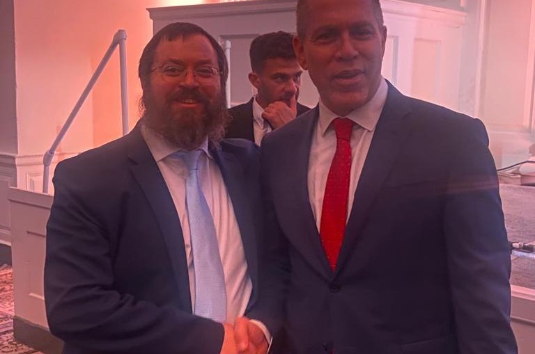 השליח הרב איציק וולוביק פגש אמש את שגריר ישראל באו״ם גלעד ארדן, באירוע של הקהילות היהודיות בניו יורק והזמין אותו לערוך ביקור במוסדות חב״ד ׳אור אבנר׳ בקווינס