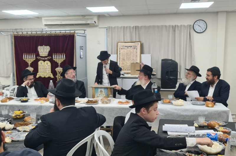 פאנל משגיחי ישיבות במסיבת הסיום של ת