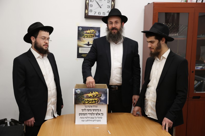 צפו: ההגרלה על 3 כרטיסי טיסה לרבי למשתתפי המבצע לג' תמוז