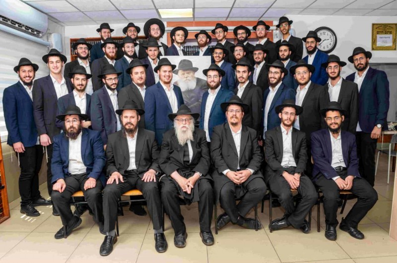 השנתון ה-15: הנהלת תומכי תמימים בטבריה - ראש הישיבה, הרב ברוך לבנוני והמשפיע הרב שמעון קוצובייבסקי, בתמונה משותפת עם התלמידים השלוחים לשנת תשפ