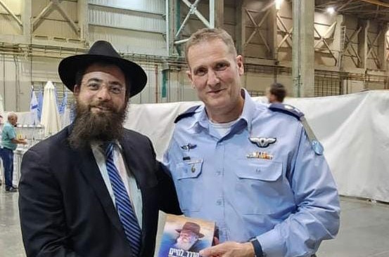 
הרב מנחם אופן שליח הרבי לכוחות הביטחון, נפגש עם מפקד חיל האויר האלוף תומר בר. השליח שוחח עם מפקד חיל האוויר על קירוב לבבות ואחדות ישראל, על אהבה הגדולה של הרבי לחיילי ומפקדי צה