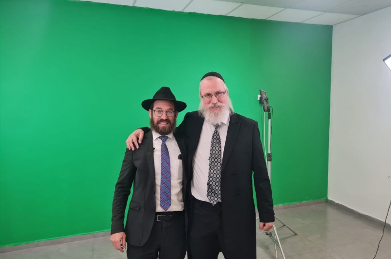 שליח הרבי ביקנעם הרב נועם דקל והרב שמואל מנדלסון משלוחי הרבי ברחובות, מתארגנים באולפן 'חב