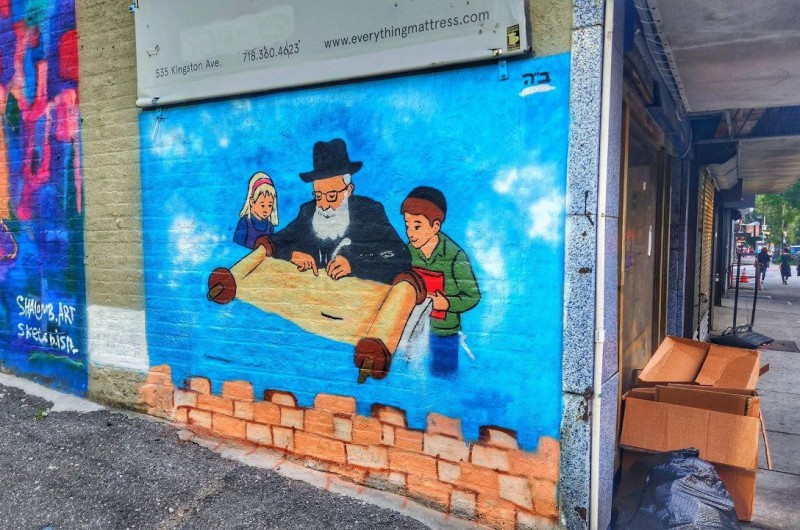 לאחר סיום כתיבת ספר התורה השמיני של ילדי ישראל: האמן החב