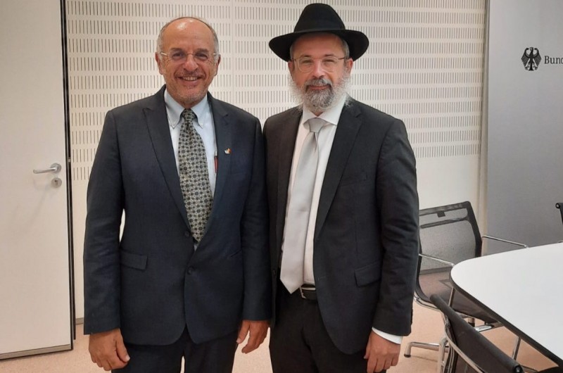 בצל הסערה: נשיאת העליון והשופט ביקרו בחב