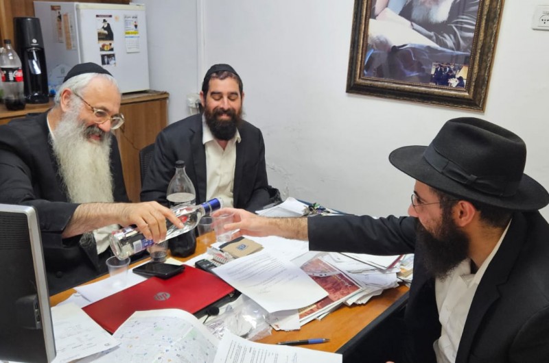 ערב תשעה באב: שלוחים חדשים לשכונת לב המושבה בנס ציונה - הרב ניתאי ומיכל אריאל. בתמונה: עם השליח הראשי לנס ציונה הרב שגיא הר-שפר, ומנהל אגף הפעילות בבית חב