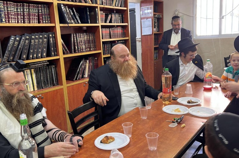 מזל טוב: 'לחיים' בבית כנסת חב
