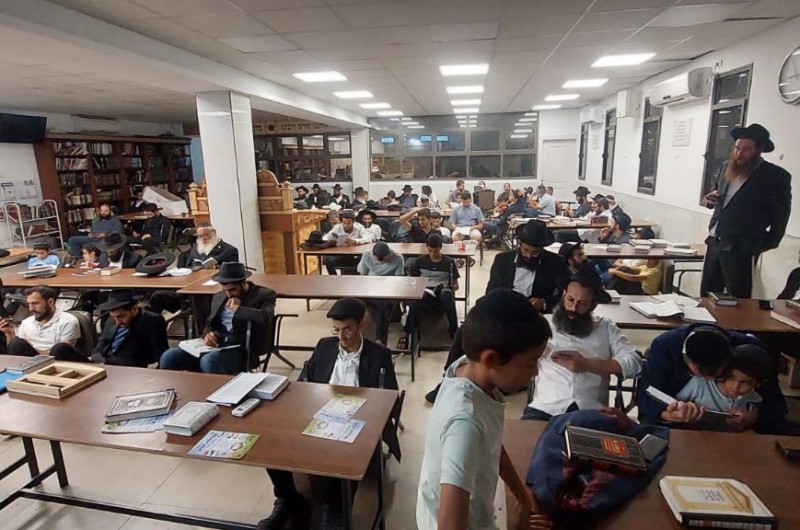אמירת מגילת איכה וקינות בבית כנסת חב''ד במושב ברקת בראשות המרא דאתרא הרב סעדיה מעטוף