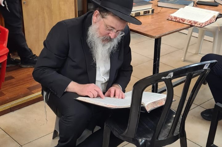 עם סיום אמירת הקינות התיישבו חברי קהילת חב