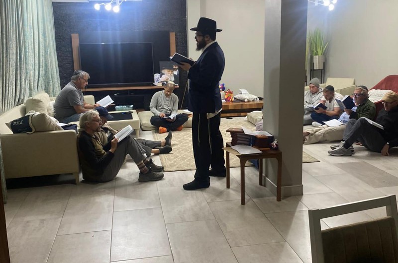 יָשְׁבָה בָדָד: 'קינות' ו'איכה' בבית חב