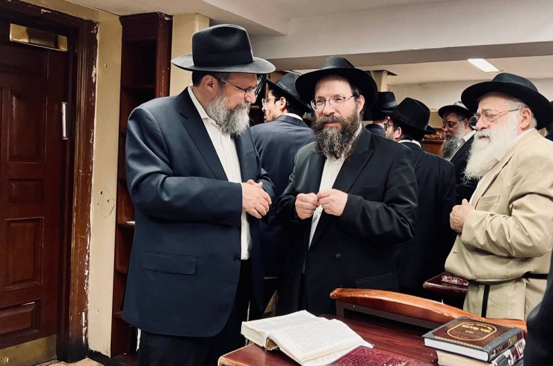 מנכ״ל JLI הרב אפרים מינץ, בשיחה עם המשפיע בישיבת חב״ד מגדל העמק הרב דב מנחם דוברוסקין, בבית מדרשו של הרבי ב-770.