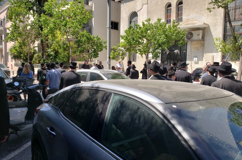 קהל רב בהלווייתו של השליח הרב שלום דב בער בוטמן, שהלך הבוקר לעולמו, בבית הכנסת חב